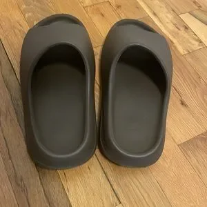 Yeezy | Shoes | Selling Yeezy Slide Soot Size 8 | Poshmark display picture 1
